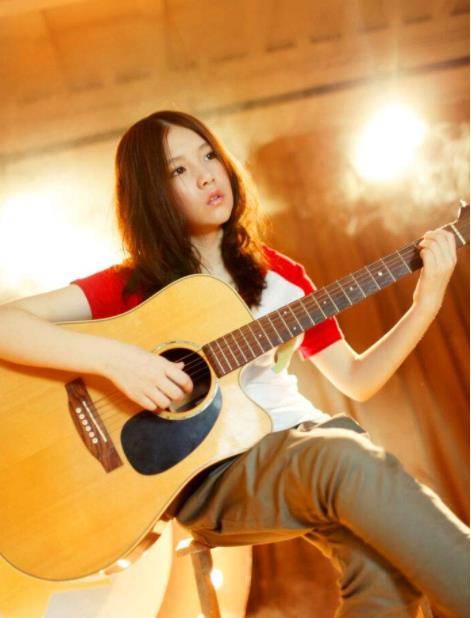 本兮15岁写歌爆红,曾与许嵩比肩同台,为何22岁的她突然离开了?