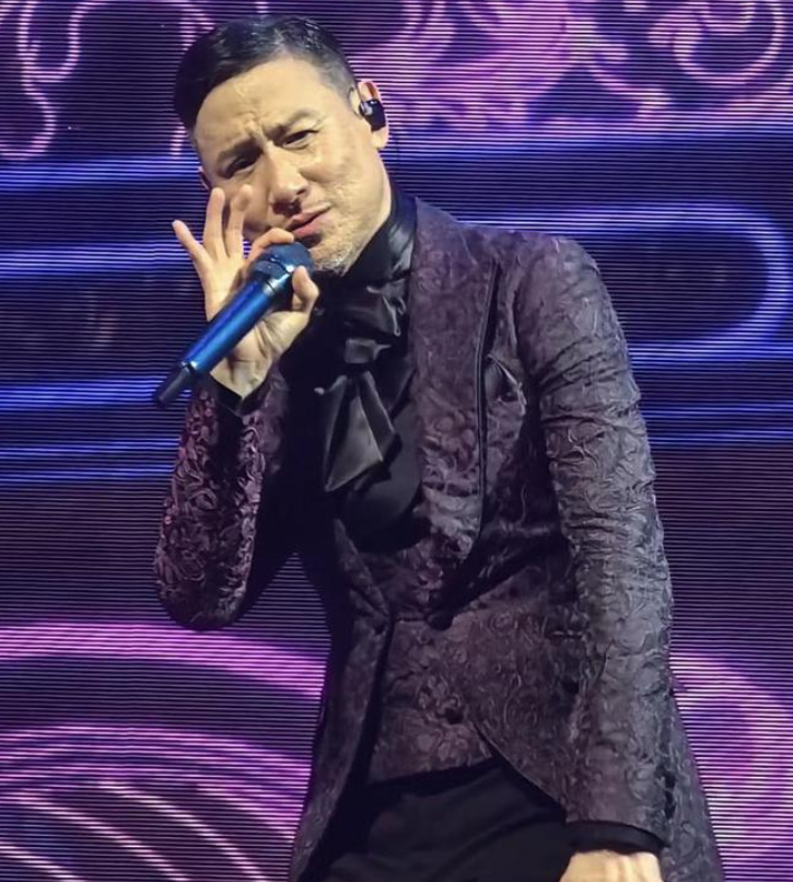 原创林俊杰空降热搜疑似发烧失声演唱会受影响粉丝接机阵仗超大