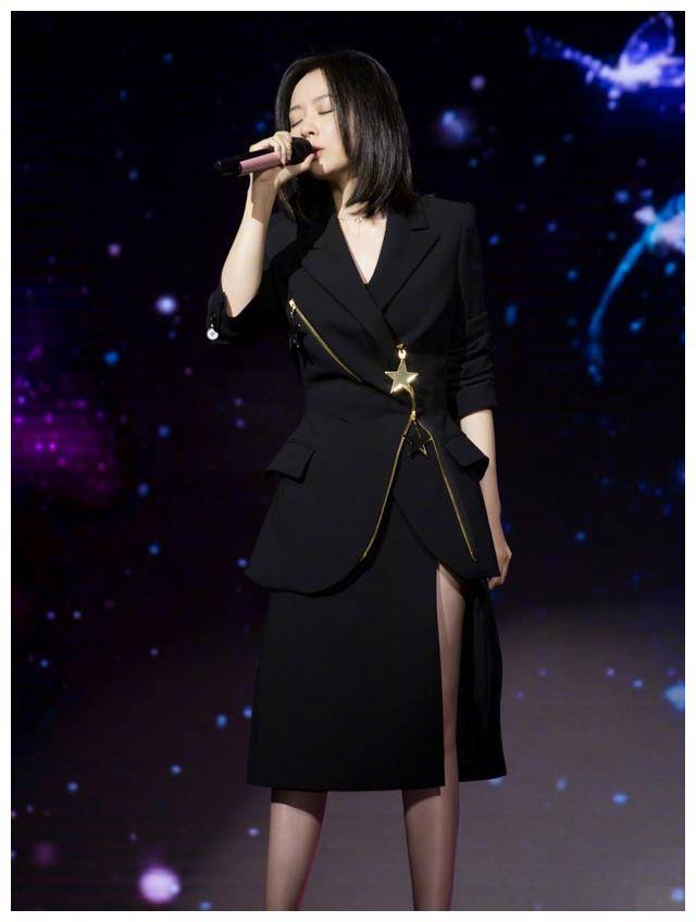 38岁张靓颖的大胆穿搭:透视内衣配西装,惊艳一览_时尚_音乐_成为了