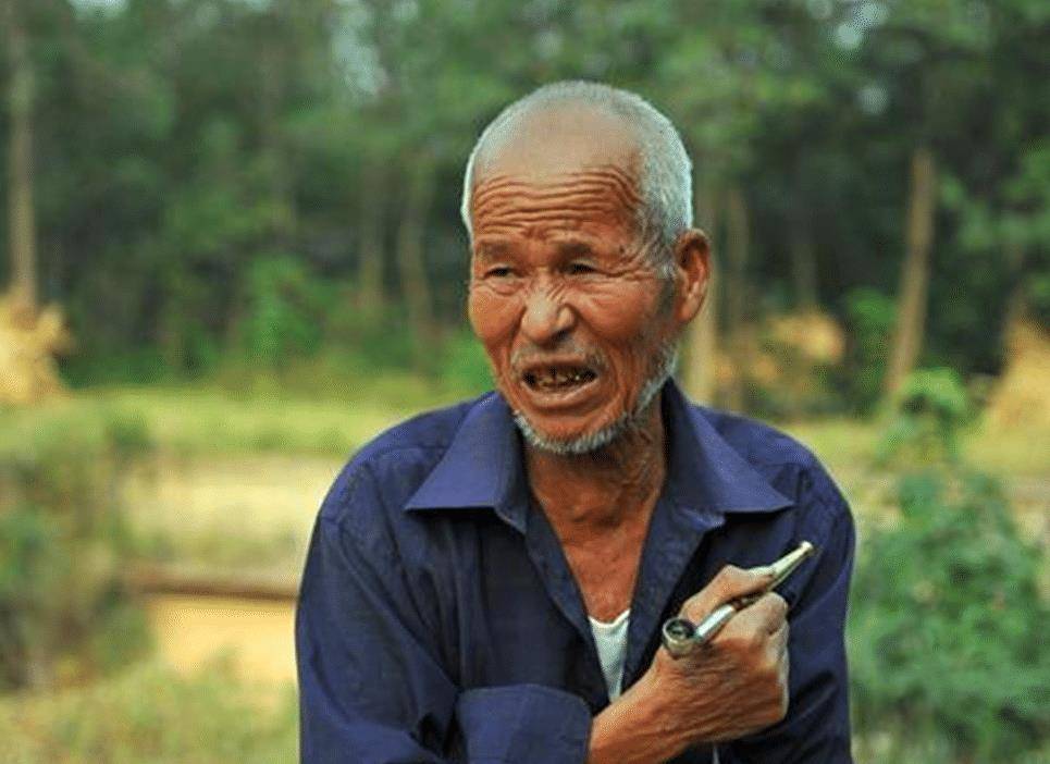 他在农民家里瞟见"烟灰缸",用4块钱买走,最终拍出180万高价_罗军_价值