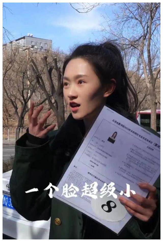 杨幂回母校担任考官疑演技不佳引争议现场悄请表演老师