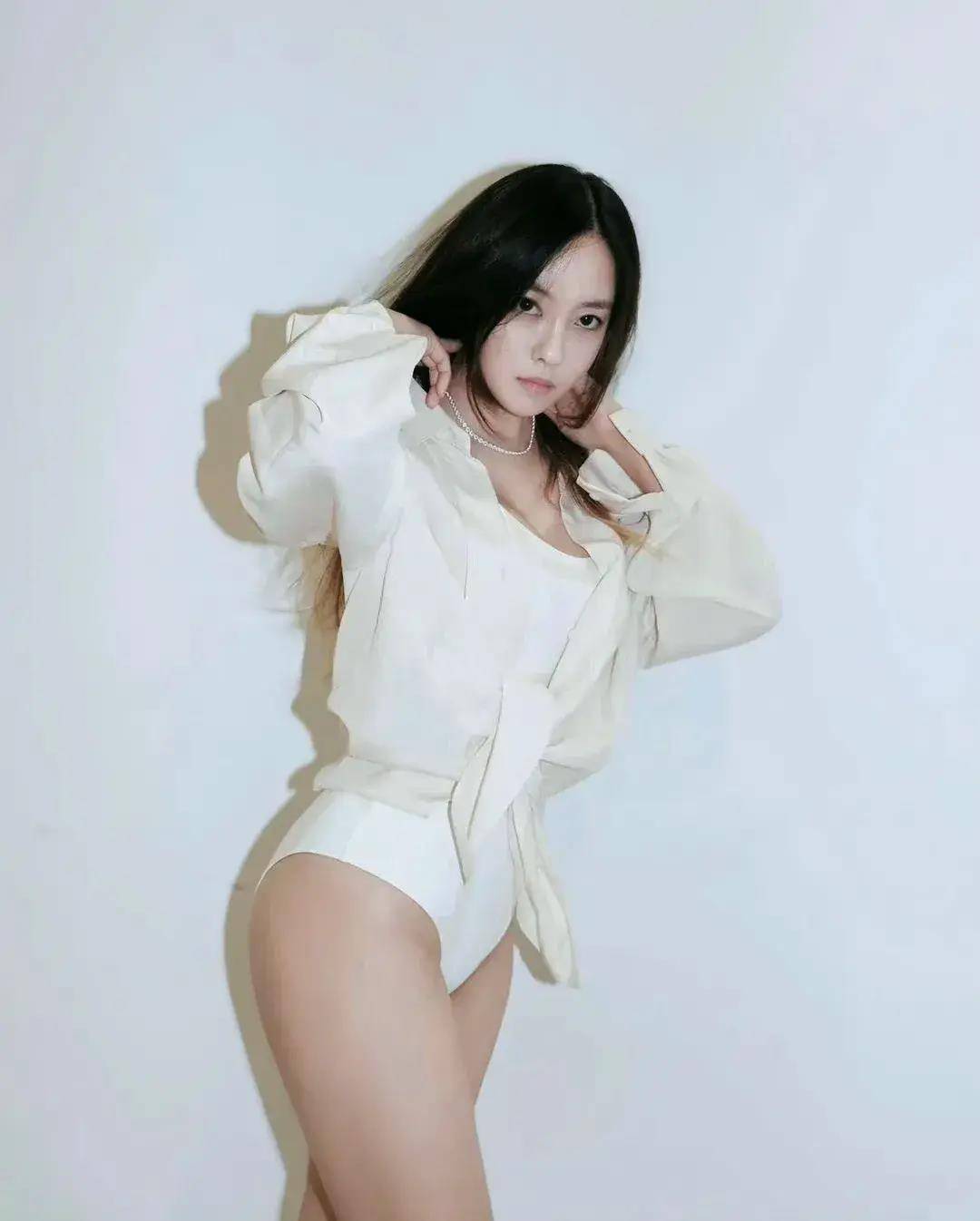 韩国人气女神朴孝敏冷魅脸蛋火辣身材御姐范十足