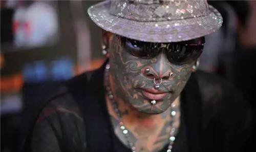 原创刘新民中国纹身第一人曾吓哭小女孩博眼球还是为艺术献身