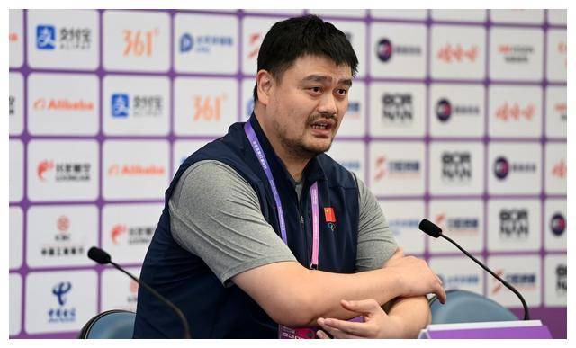 姚明国籍篮球风波:真相揭秘,言辞失当激怒球迷,遭双重指控!