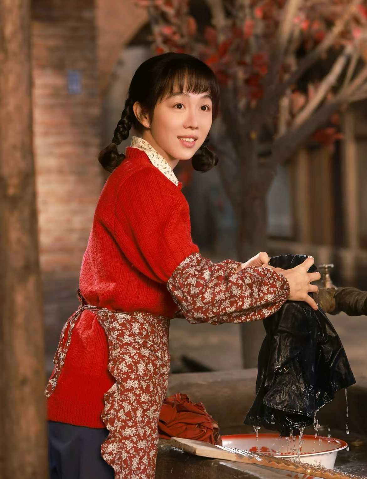 《南来北往》里的她真的好会穿,不愧被称作行走的种草机_年代_姚儿