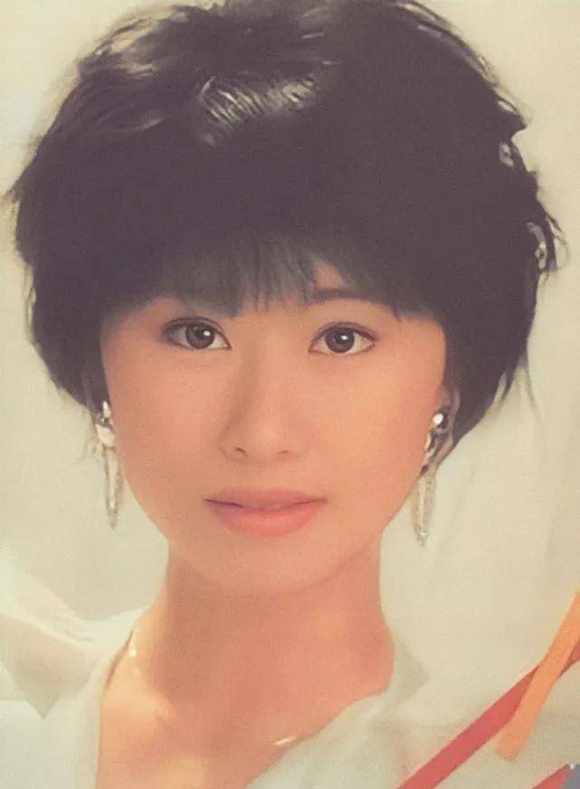 演员叶倩文,唱歌时唱来一个老公,结婚26年双双白了头