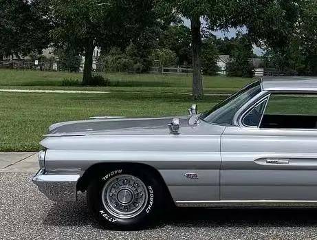 一辆美丽的1962年庞蒂亚克大奖赛轿跑车_搜狐汽车_搜狐网