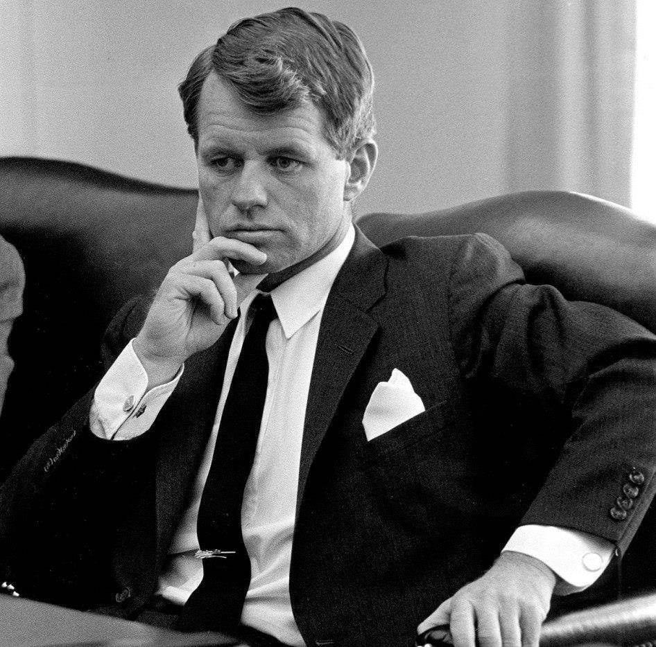 罗伯特·肯尼迪旧照可是基辛格在肯尼迪时代过得并不如意,工作方面