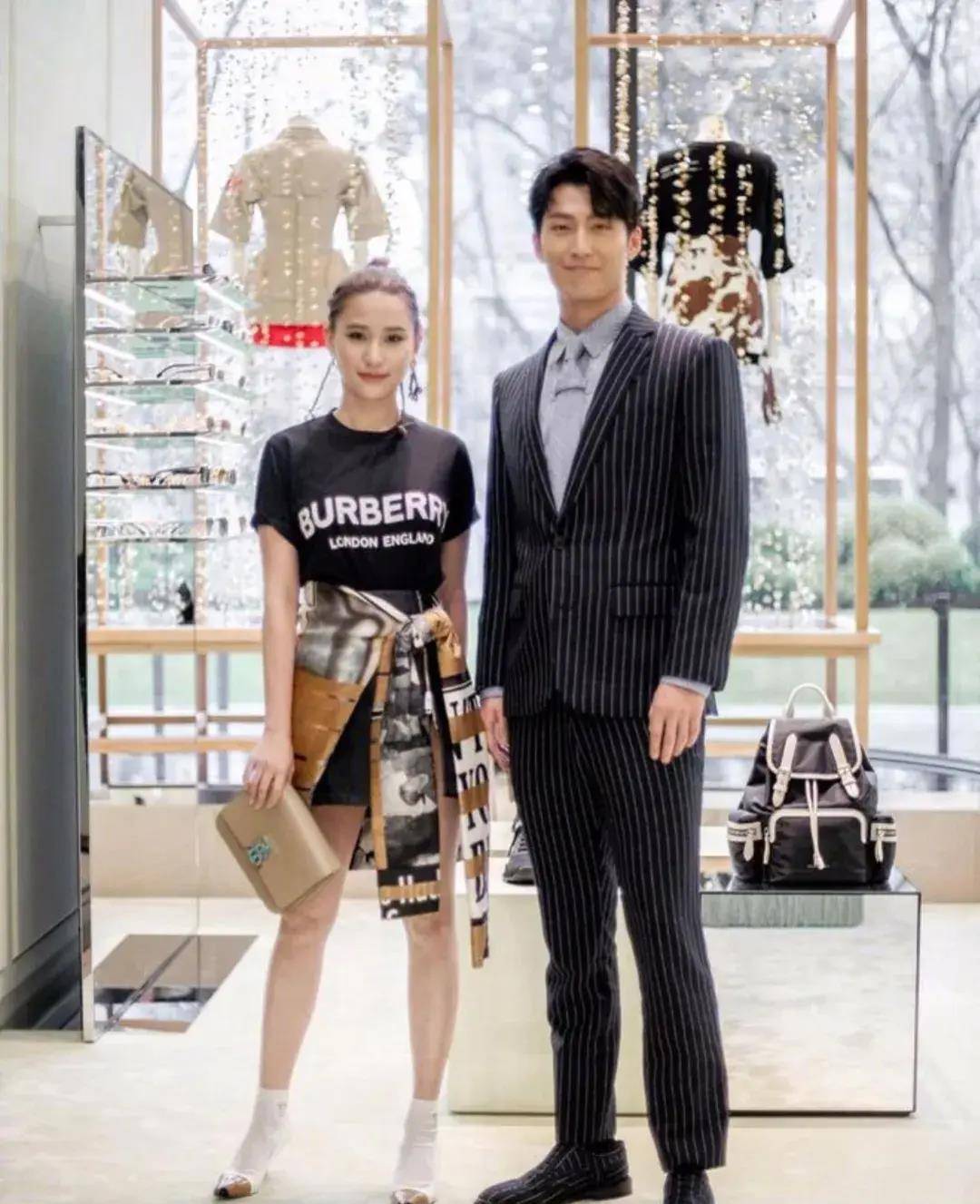 何超莲又和窦骁秀恩爱,夫妻俩偷看对方,窦骁拿剪刀姿势暴露职业_活动