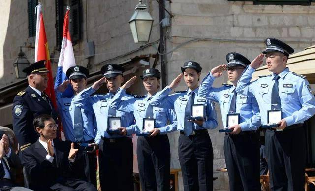 同是警服,"忍了"美国和韩国,看到迪拜警服:和想象的不一样_制服_人民_