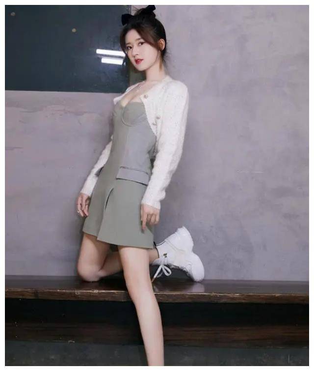 25岁赵露思抹胸装尽显甜美性感身材完美贴合