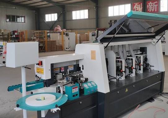 家具厂应该选择全自动还是半自动的封边机