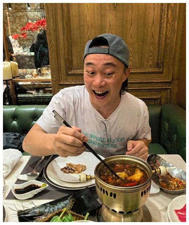 嘿嘿,今天小编给大家献上一则热辣辣的故事,近日,陈奕迅和岑宁儿的