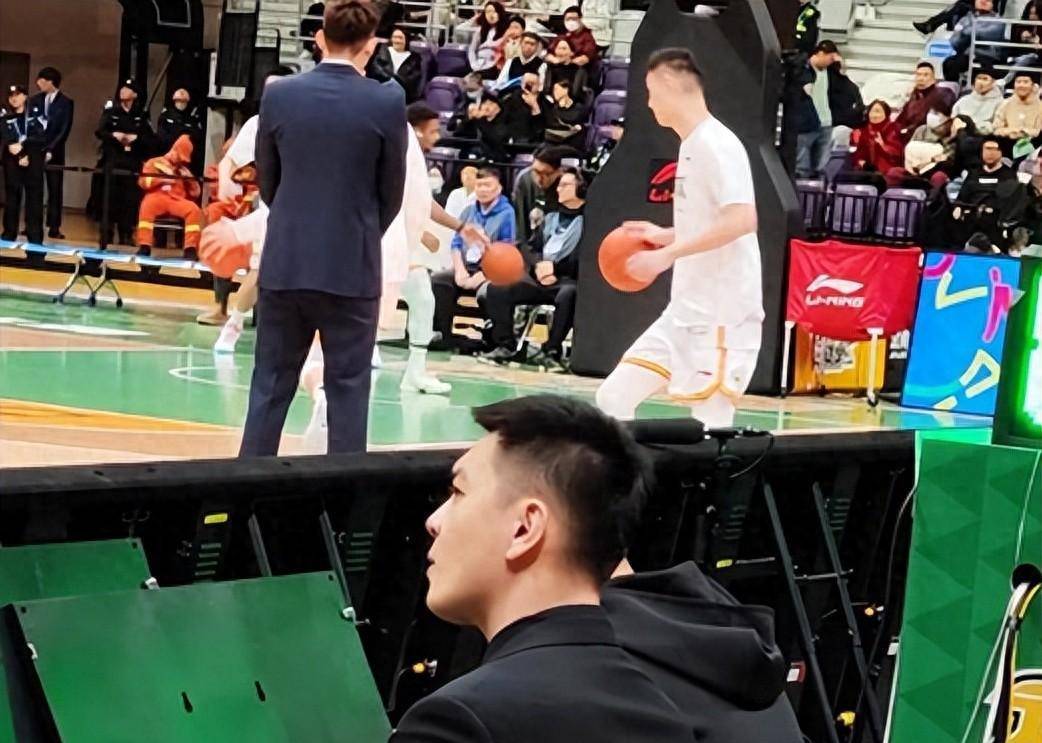 杨鸣受尊崇,辽篮老总亲至致意,掌声一片_刘景远_辽宁_比赛
