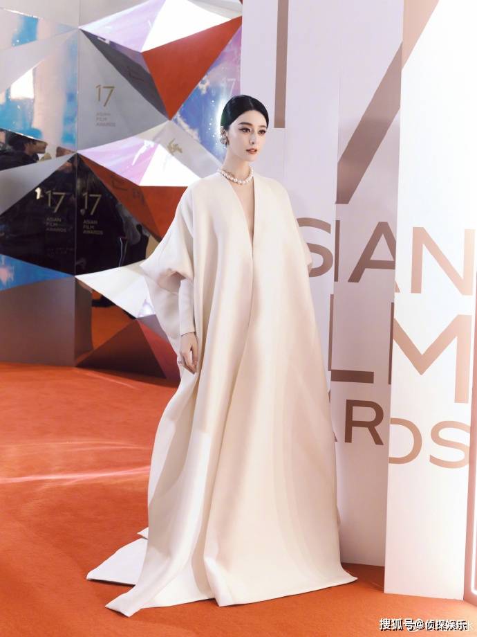 原创范冰冰罕晒与李英爱合照猛夸对方美貌两位美神合体超养眼