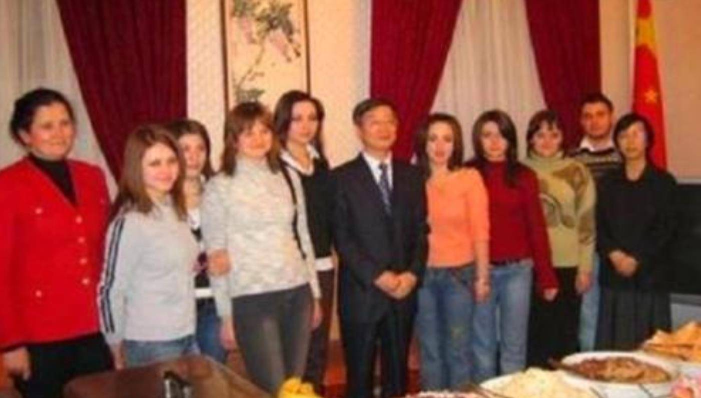 原创他12岁被卖到国外娶白人妻子生下7个孩子始终没忘中国根