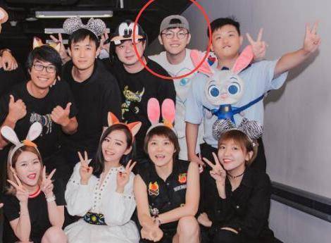 张靓颖与男友出行曝光,当街搂抱似人形挂件,比起新郎更爱伴郎_陈秋莳