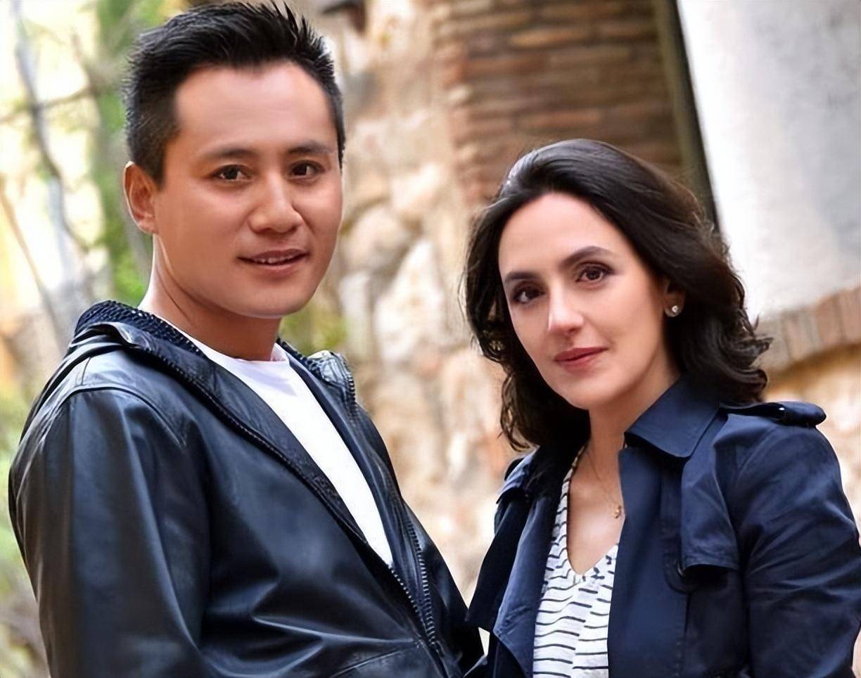 原创刘烨带老婆去爬山诺一霓娜气质特殊似流浪安娜白发像老太太