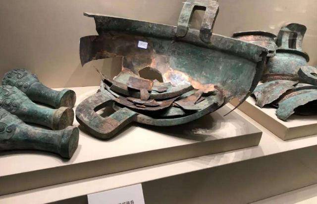 而这两个小编钟上面的铭文清晰地刻着"晋侯稣"这三个字,这时候墓主人