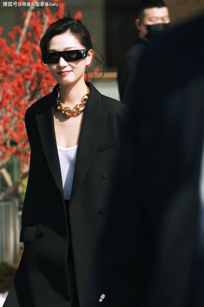 原创万茜复古造型时髦大气黑色无袖风衣搭超大号项链早春大女主范