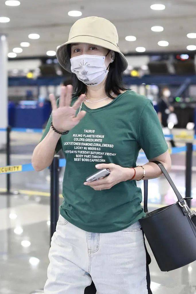 原创57岁那英跟素人合影素颜暗沉也没修图老态显露但自然真实反倒让人