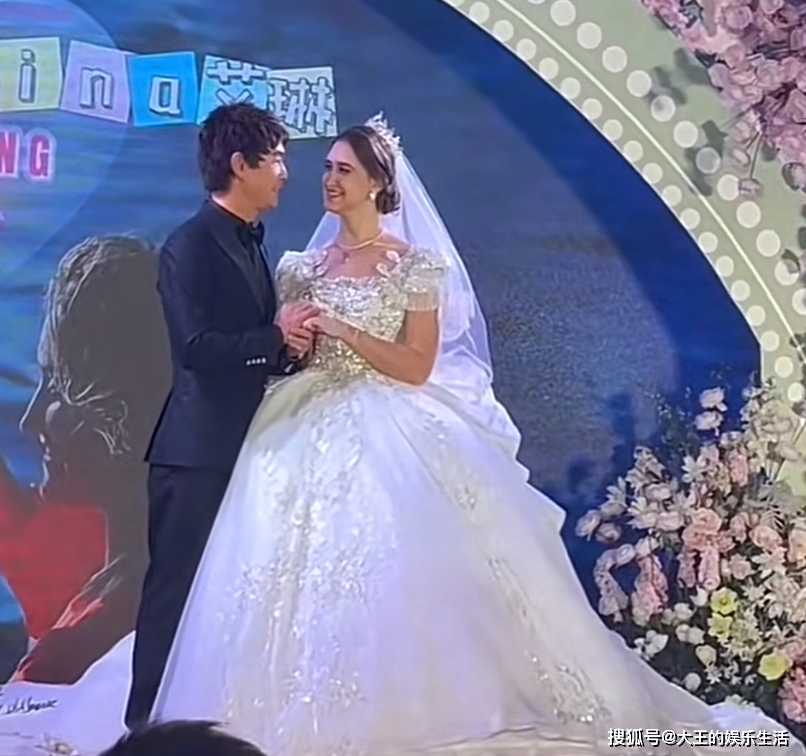55岁黄品源北京举行婚礼任贤齐现身献唱小24岁外国妻子很惊艳