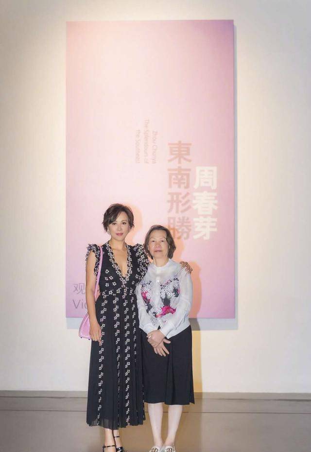 原创刘嘉玲尴尬了晒弟弟照片被错认是爸爸都怪自己美丽太好衬托的