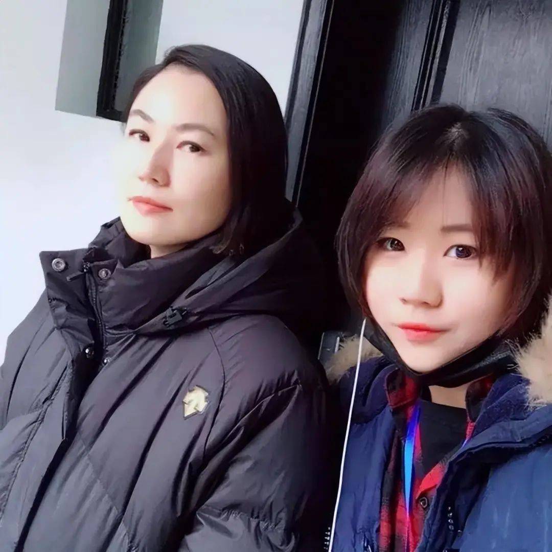 值得一提的是,女儿窦家媛和同母异父的姐姐窦靖童倒是关系不错,她们并