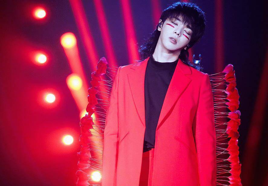 原创原创华晨宇火星妆容意外走红在扬起外套的瞬间粉色的少女心在燃烧