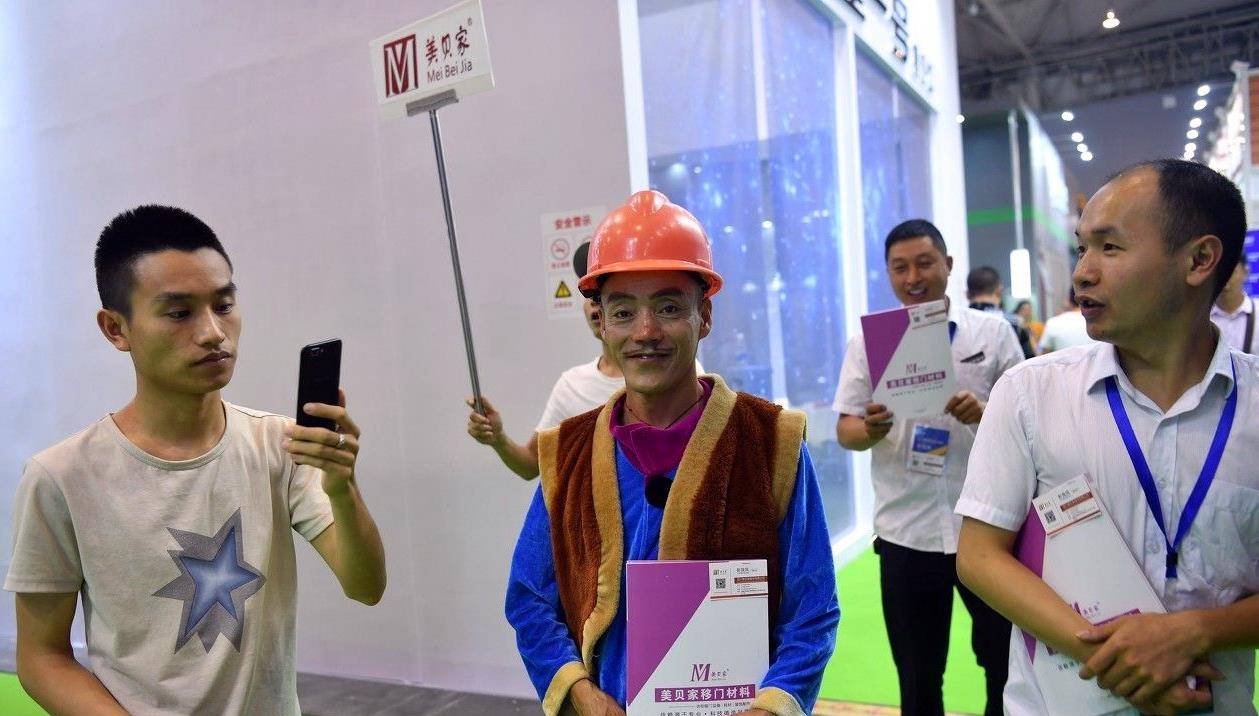 原创他神似动画人物光头强一夜爆红建别墅娶村花如今怎么样了