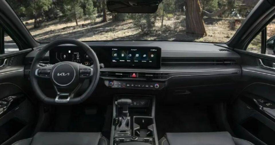 驾驶者为中心,悬浮式的双联屏幕,触控式的物理按键以及精致的内饰材质