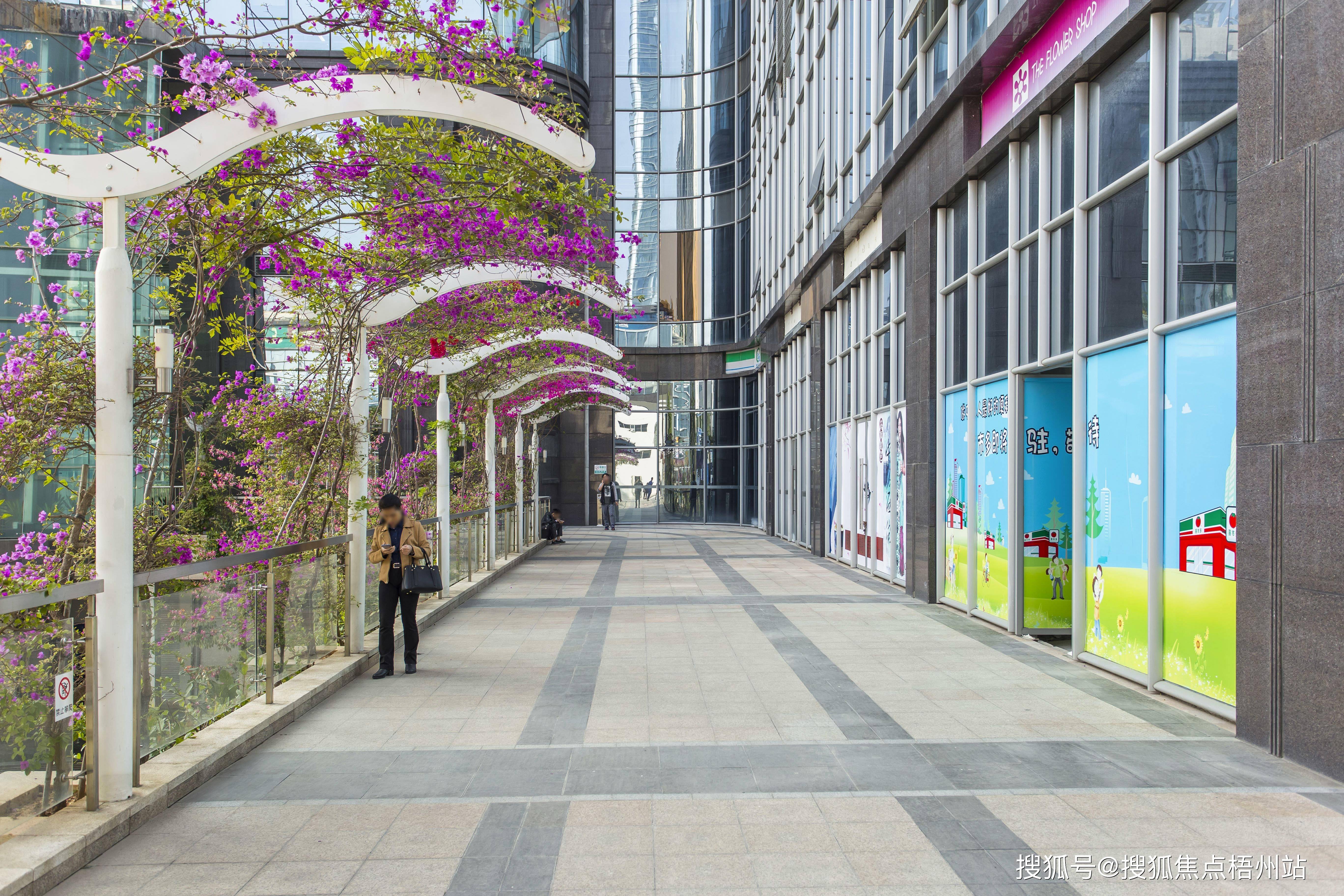 深圳新浩e都租120人独立办公室精装修带家具交通便利可注册