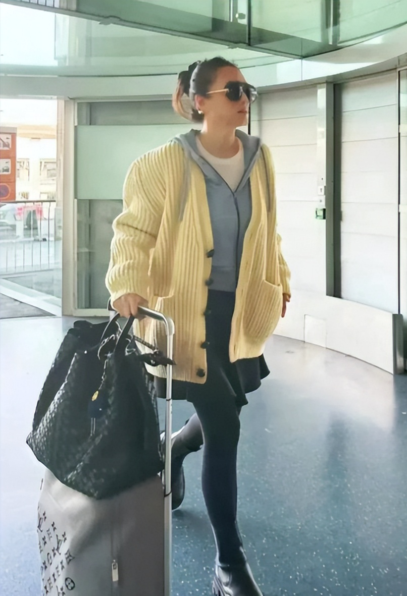 帽卫衣 百褶短裙 黑色短靴观众和时尚评论家对巩俐这次的穿搭反响热烈