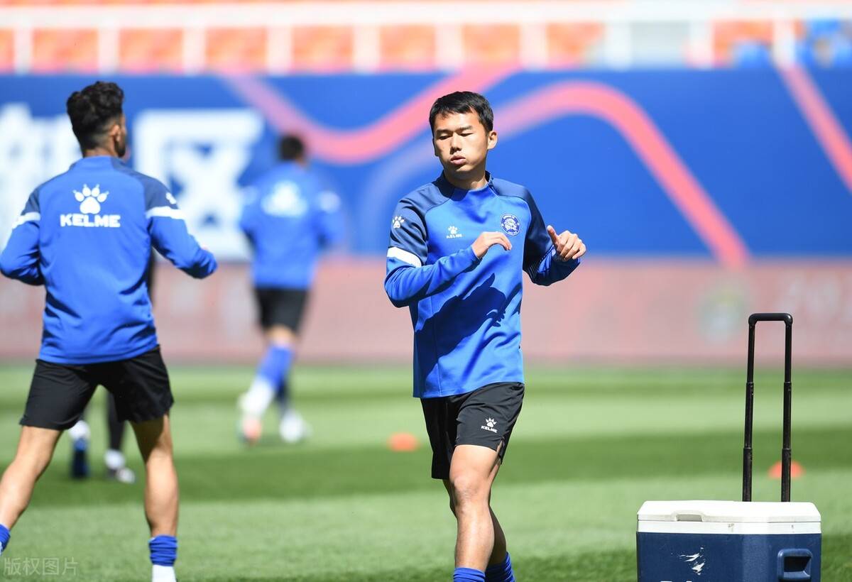 上港功勋指挥官就公开确认不踢了,曾是球队核心_朱峥嵘_上海_东亚