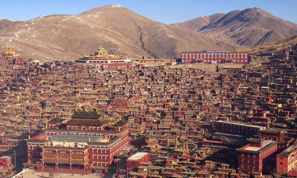 走进色达五明佛学院,你就会看到一排排坐落于山间的红色房子,它们与