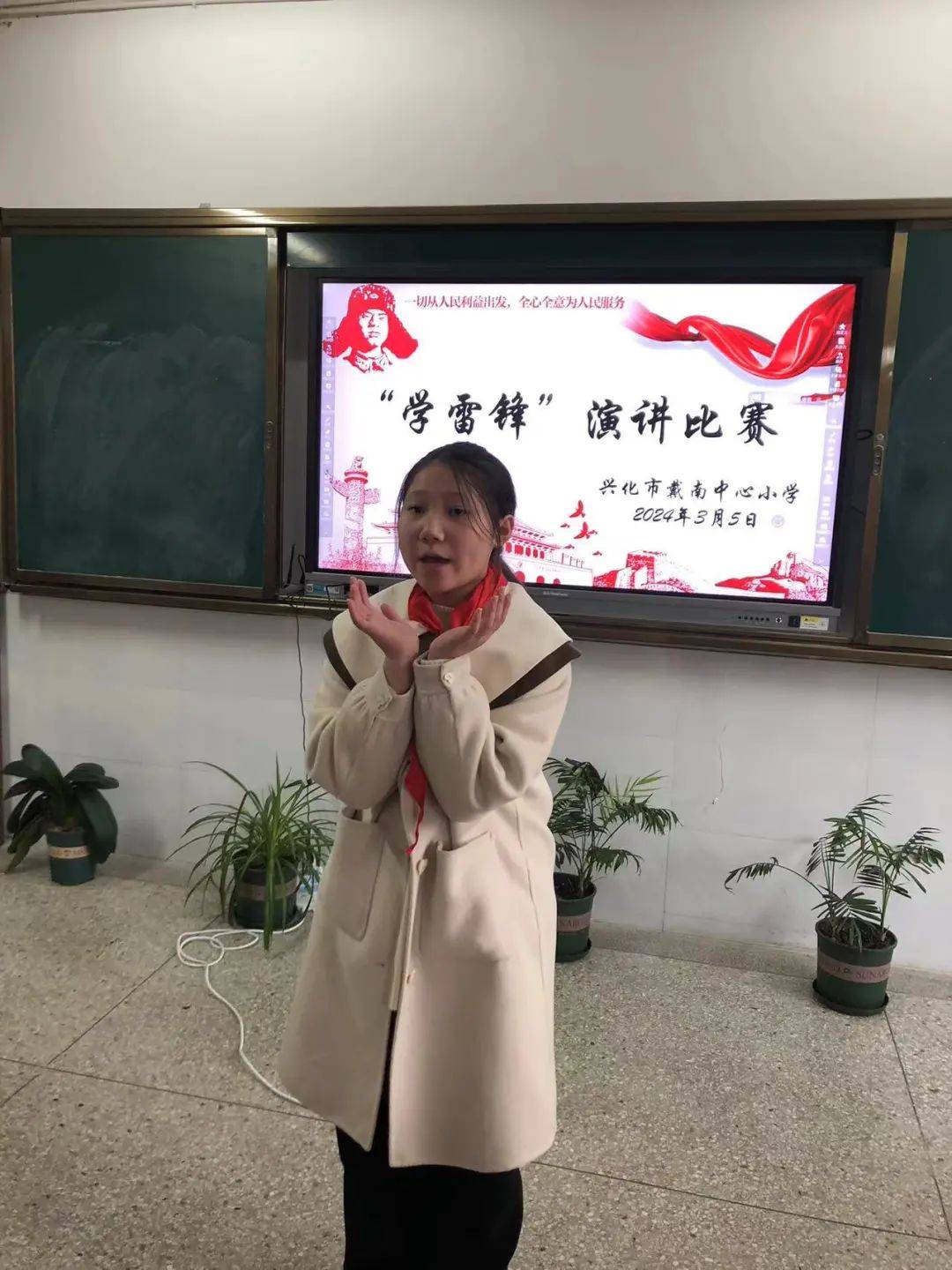 六年级开展了学雷锋演讲比赛,学雷锋精神,讲雷锋故事.