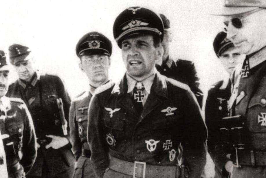德国战败已经不可避免,作为空战英雄也是第二俯冲轰炸联队的指挥官,他