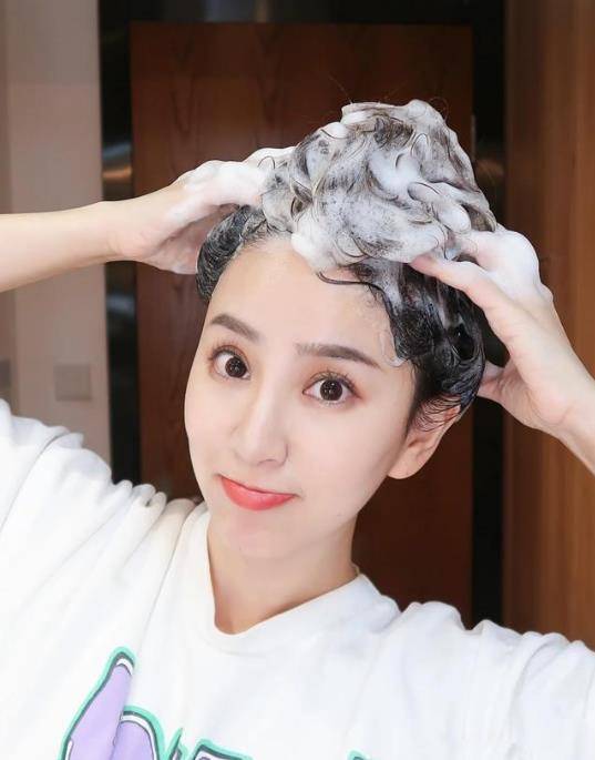 洗头时做好这4点,发量多了,发际线低了,和"秃头少女"说拜拜_头发_女生