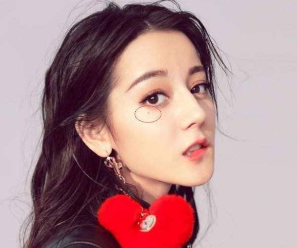 像迪丽热巴就是典型的泪痣美女,所以热巴平时看起来都是自带气质感