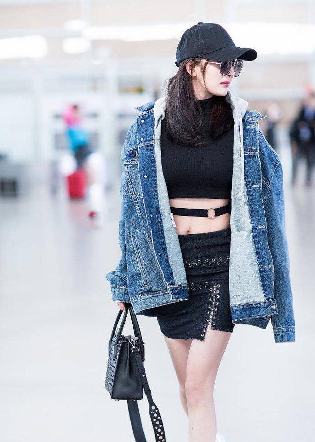 原创杨幂公式穿搭太无趣肥上衣配超短裤下衣失踪真的看够了