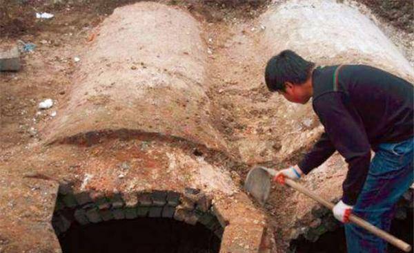 原创湖北一座2000年古墓意外发现一只千年乌龟考古专家被吓到
