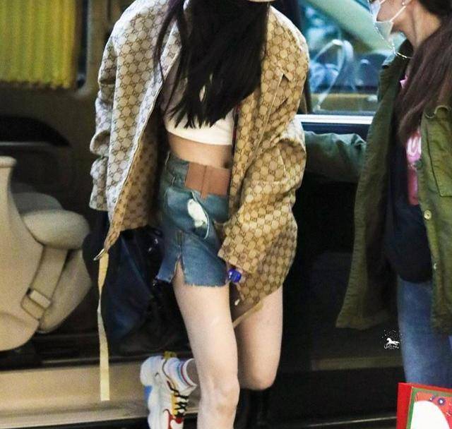 原创杨幂公式穿搭太无趣肥上衣配超短裤下衣失踪真的看够了