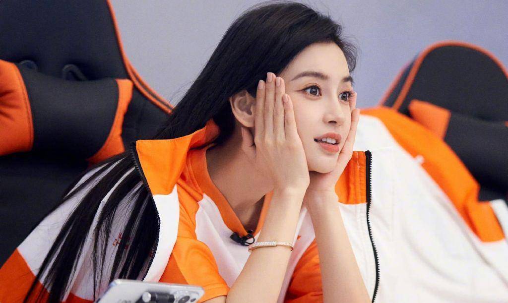 31岁杨颖上台领奖,摄影师"不小心"关掉美颜后,baby颜值"翻车"了_活动