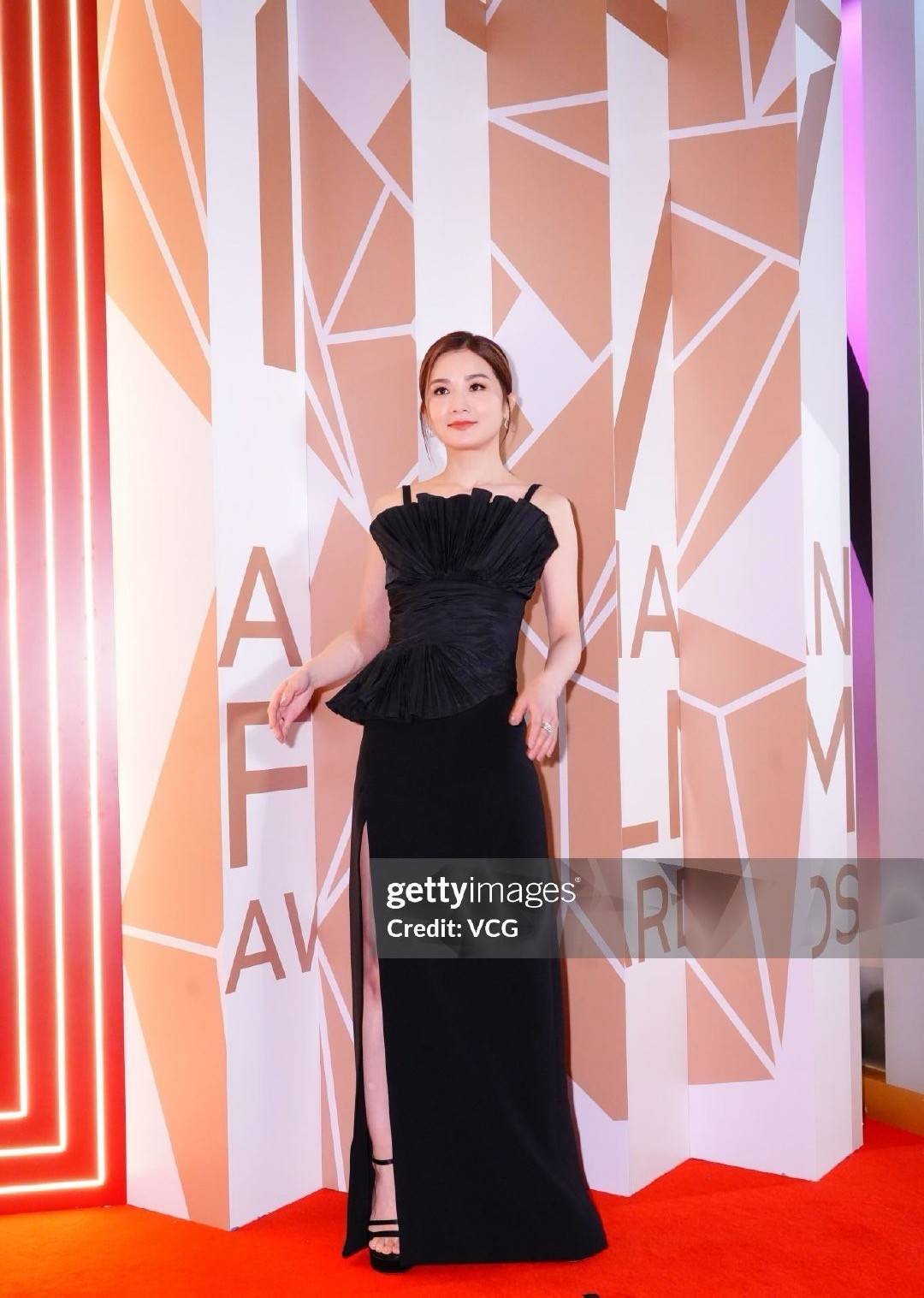 赵丽颖绝美动人,蒋勤勤端庄大气,但都被劣迹艺人艳压_造型_蔡卓妍