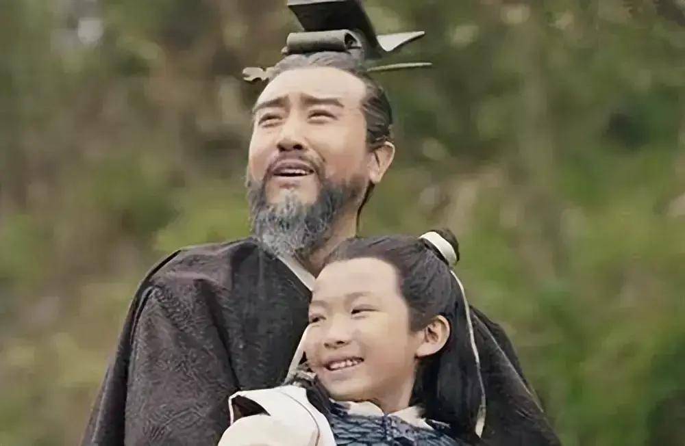 曹操不但没有生气,反而对他说:"我儿子的衣服放在身边都让老鼠咬了,更