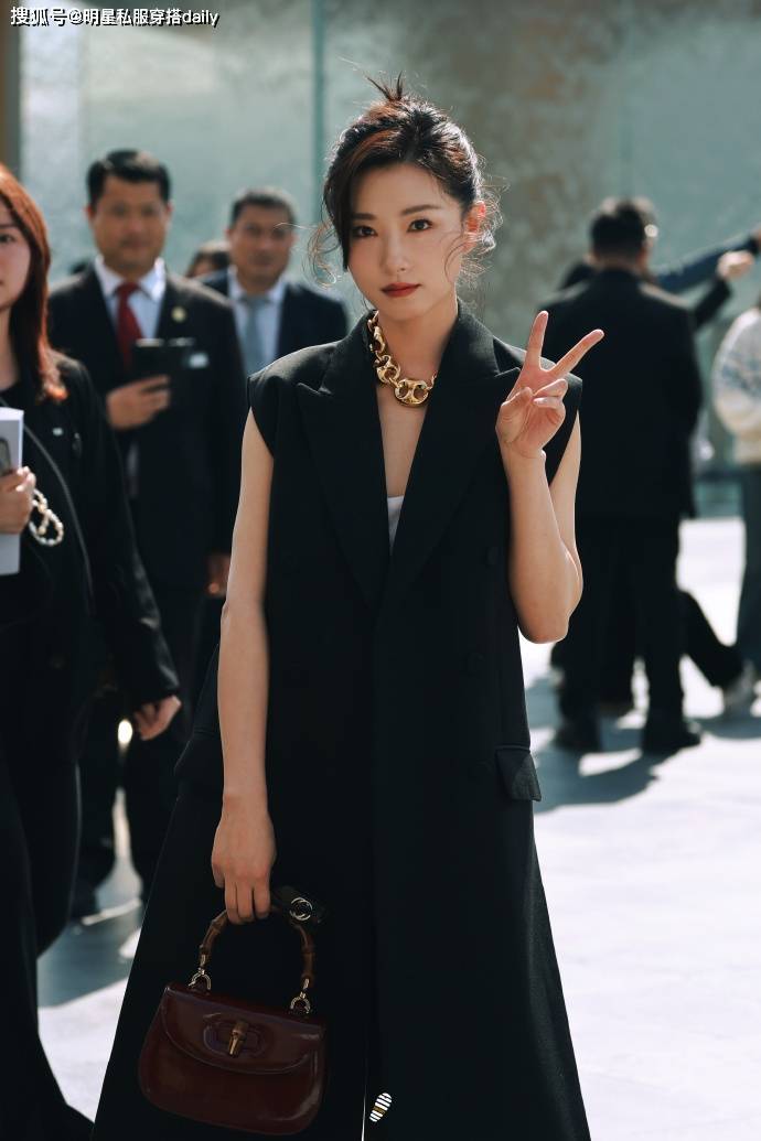 原创万茜复古造型时髦大气黑色无袖风衣搭超大号项链早春大女主范