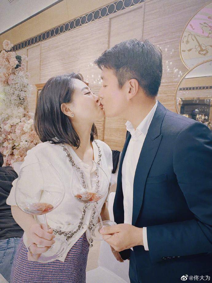 佟大为老婆晒全家福,三个孩子露脸像爸爸,俩女儿身高均超一米七_关悦