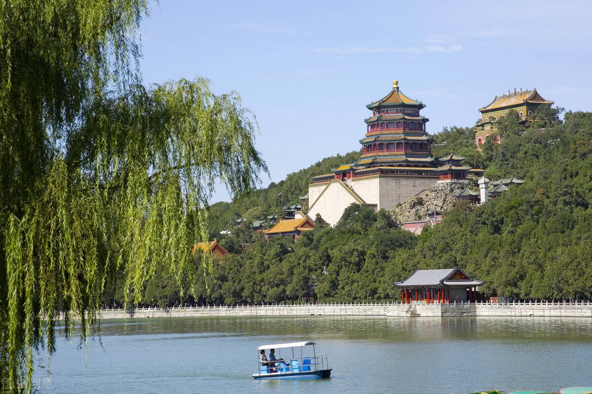 这一天我去了颐和园,那里的美景真的让我陶醉.