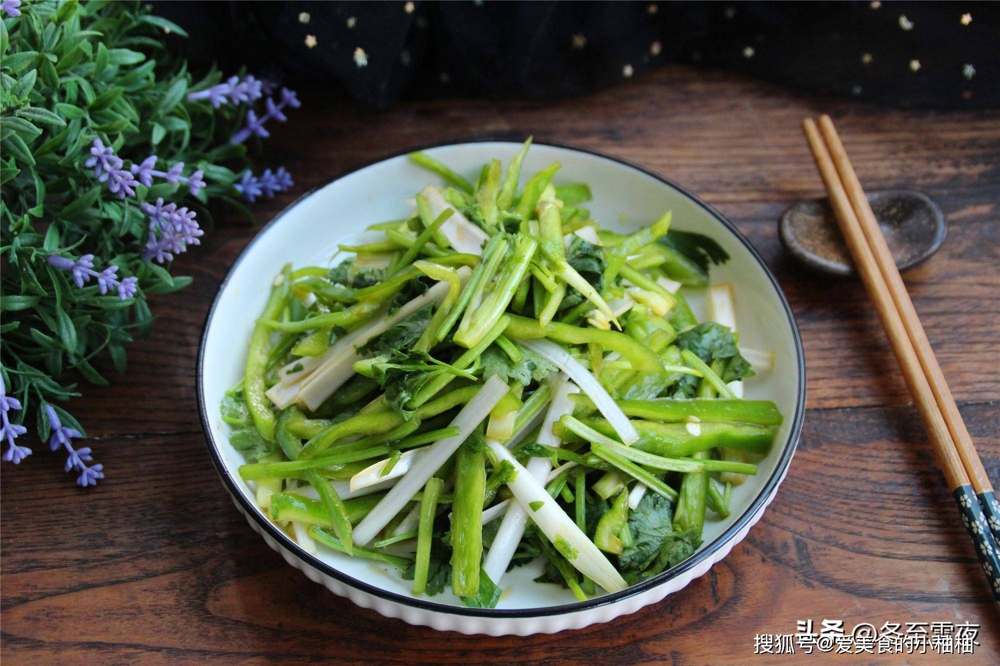 把食材洗净,沥净水分,尖椒选用味道稍辣一些的,吃着才味道足,过瘾.