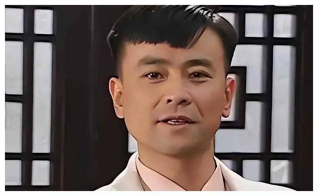 零花钱都花在了购买海报和大头贴上,整个房间都贴满了明星的脸